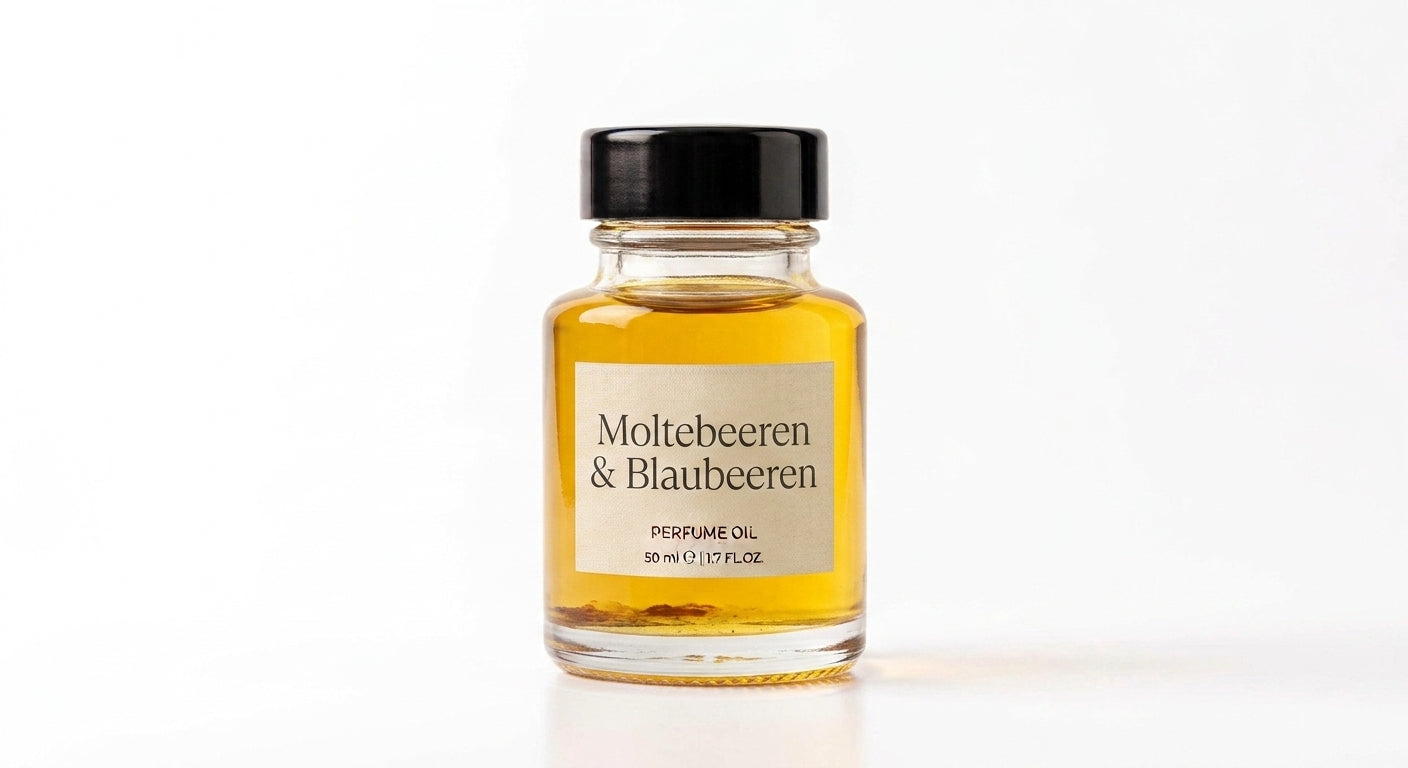Moltebeeren & Blaubeeren perfume oil concentrate in a glass bottle with black cap and cream label